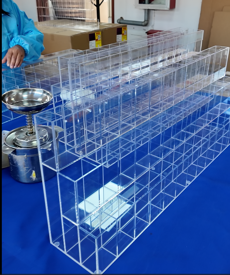 Acryl-Schaufenster-Ideen für Mode- und Kosmetik-Boutiquen