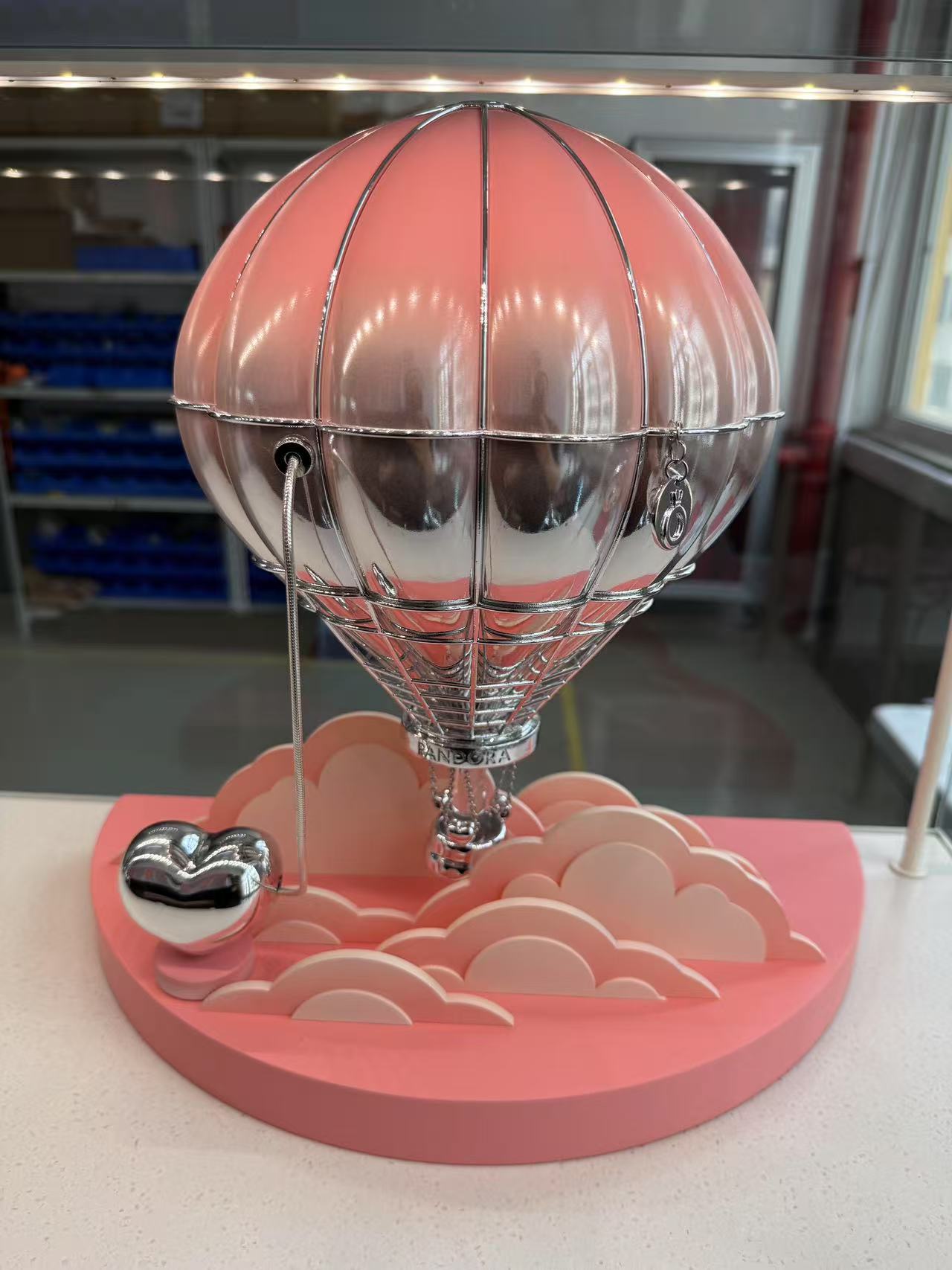 Acryl Displays Sonderanfertigung: Die Kunst der 3D Profilierung
